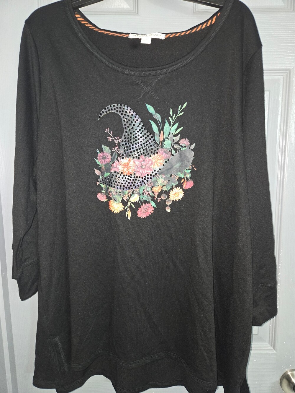 Ladies Black Long Sleeve Shirt With Which Hat